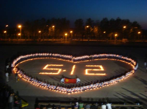 装饰艺术系举办5.12情系四川“为生者祈福、为逝者哀悼”活动