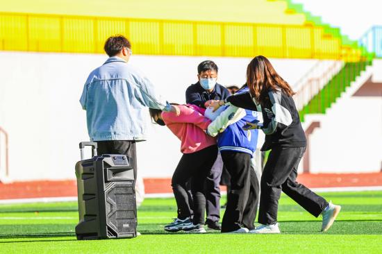 党委书记冯印涛参加所联系班级文体活动