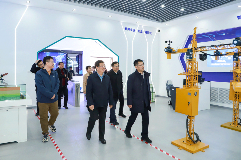 党委书记冯印涛与北京工业职业技术学院院长柳长安座谈