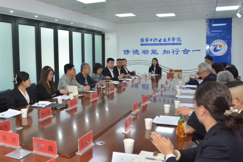 院长王立军与2024荣退教师进行座谈