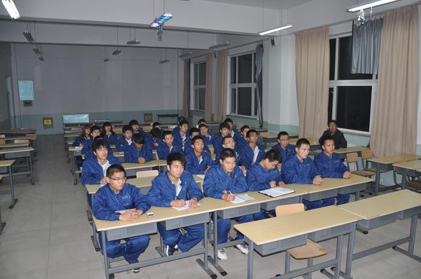 福田雷萨班举办主题班会