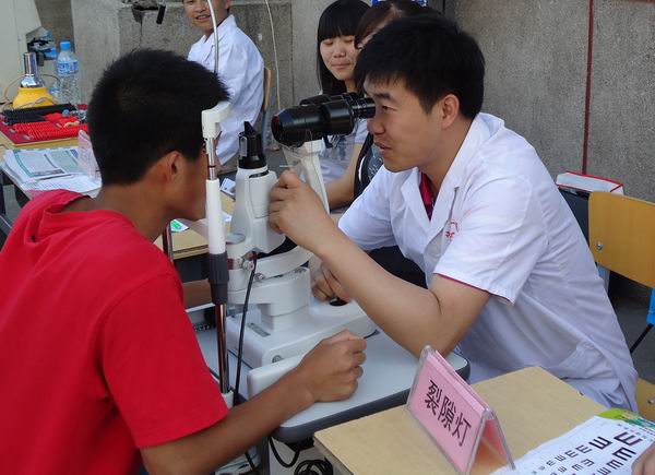 学院团委组织“关爱大学生眼健康”校园义诊活动