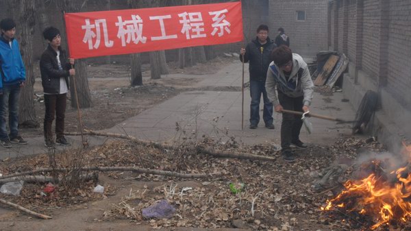 机械工程系组织团员青年扎实开展学雷锋活动