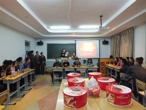 学院新疆培养班为学员举办集体生日会
