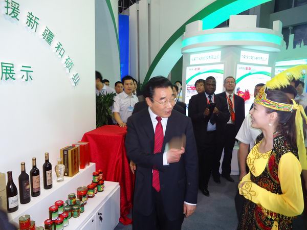 省委书记张庆黎在中国•廊坊国际经济贸易洽谈会上与taptap点点新疆班学员亲切交流