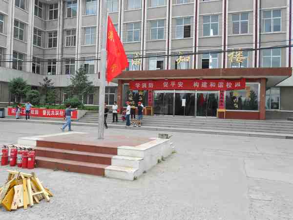 taptap点点组织学生进行逃生及灭火演练