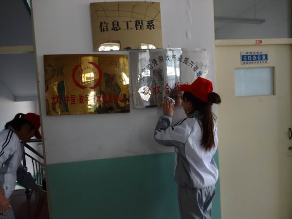 信息工程系组织“学雷锋主题日”活动