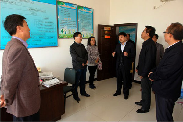 学院领导深入联系村看望慰问驻村工作组