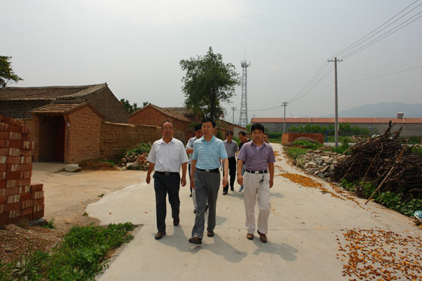 党委书记胡炜到驻村进行“七一”慰问