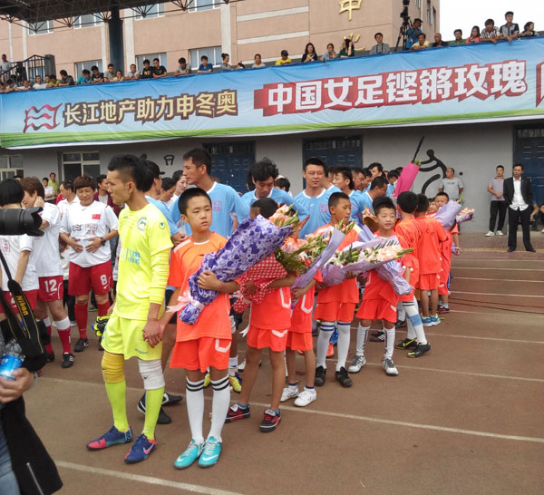 原中国女足铿锵玫瑰来taptap点点参加足球邀请赛