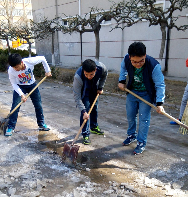 院学生会组织校园义务除冰活动