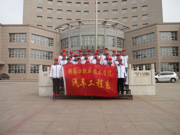 汽车工程系组织学生到孤儿院献爱心