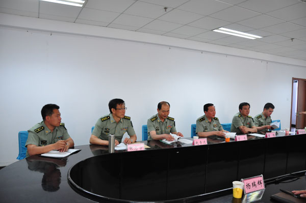 河北省军区副政委李建斌少将一行来taptap点点检查指导大学生征兵工作