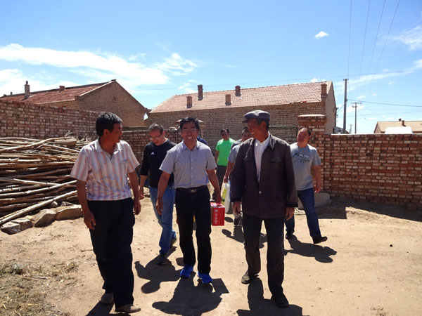 后勤党支部和信息工程系党支部开展“迎七一，送温暖”活动