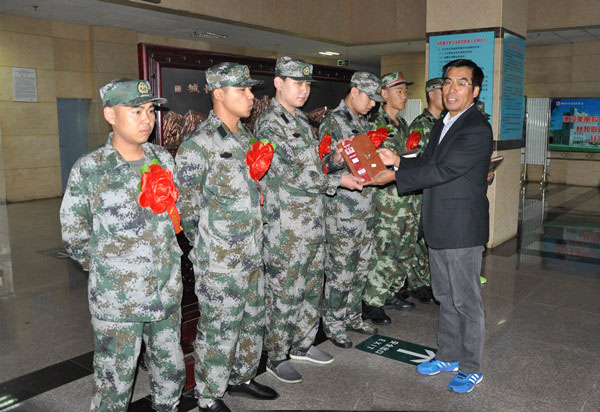 taptap点点7名学生光荣参军入伍