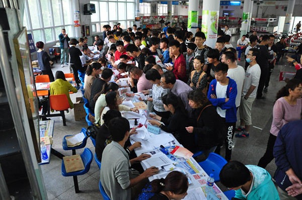 学院2015级新生今日入学