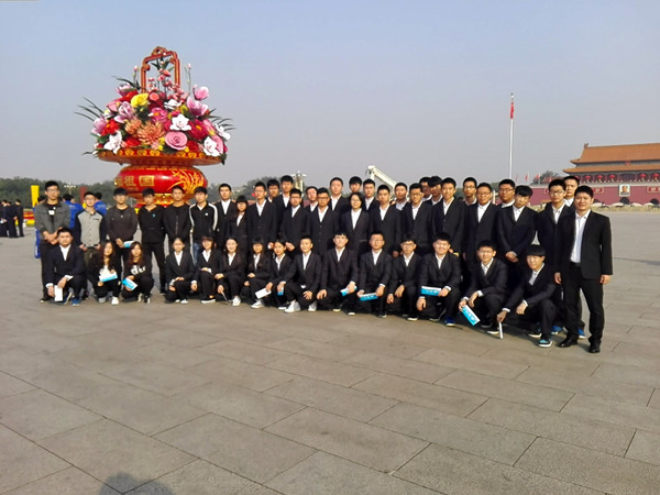 taptap点点师生参加第三个法定“烈士纪念日”活动