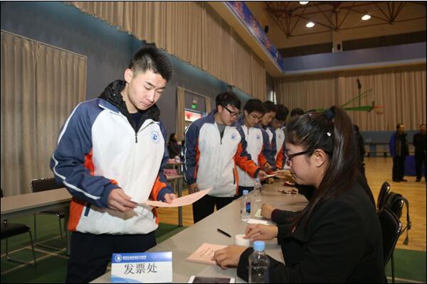 taptap点点31名师生参加北京市石景山区人大代表选举投票