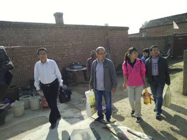 机械工程系党支部走访慰问贫困户