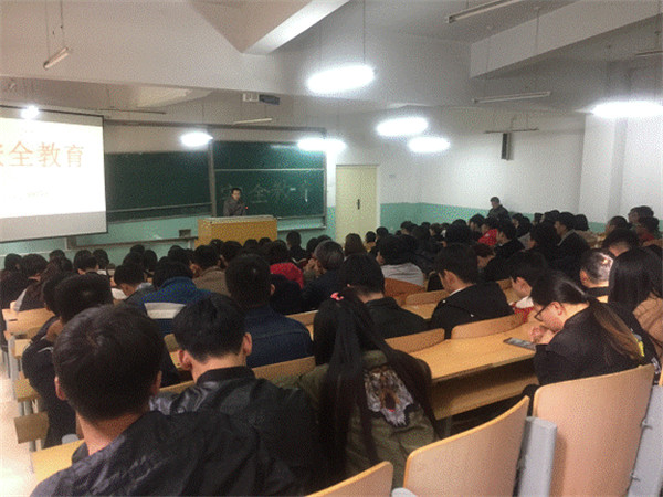 装饰艺术系召开学生安全教育大会