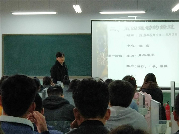 点亮心中信仰的灯—应用外语系开展“重温团章”系列团课活动