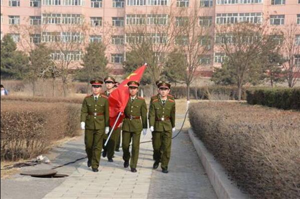 经管系、电气系、汽车系、机械系共同举行升国旗仪式