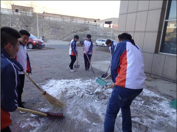 汽车工程系组织开展“学雷锋”清洁校园活动