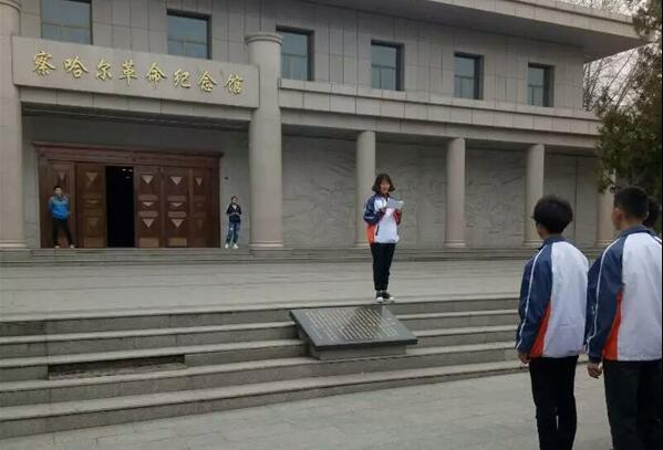 经管系与外语系共同举行清明节祭扫活动