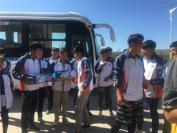 信息系、土木系师生慰问孤寡老人，传递爱心正能量