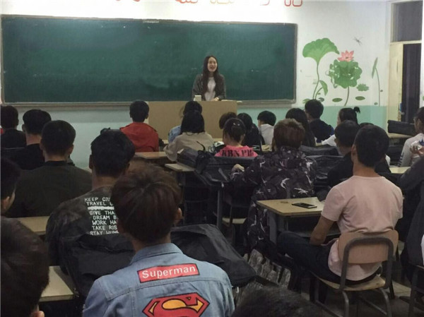 装饰艺术系举办学习《习近平的七年知青岁月》主题班会活动