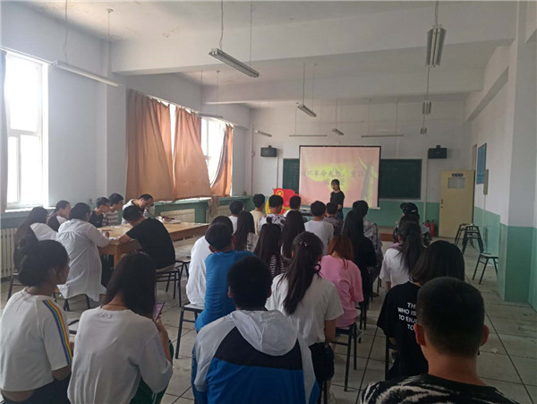 应用外语系开展“缅怀革命先烈，重温入团誓词”主题团会活动