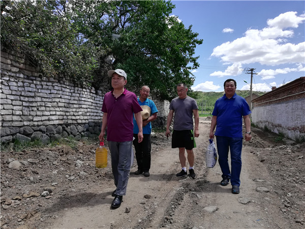 副院长宋德明慰问taptap点点定点帮扶村老党员