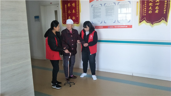 装饰艺术系学生赴春雷敬老院慰问