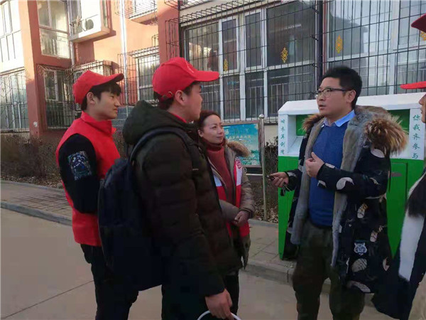 创城攻坚，“爱语”志愿者投身小广告清理行动