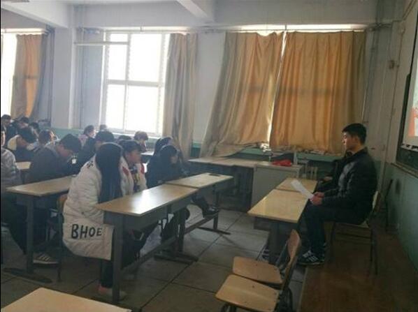 装饰艺术系开展“践行新思想 拥抱新时代”主题班会活动