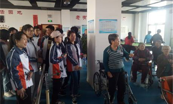 装饰艺术系、机械工程系慰问春雷敬老院