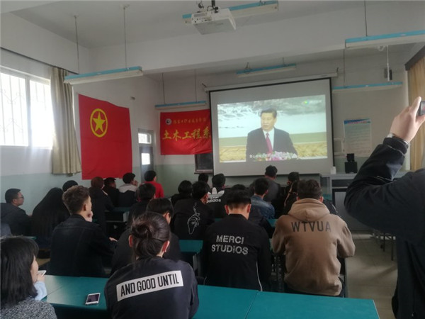 土木工程系组织部分学生观看影片《厉害了，我的国》