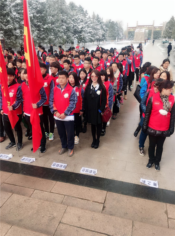 信息工程系爱心志愿者赴烈士陵园开展祭扫活动