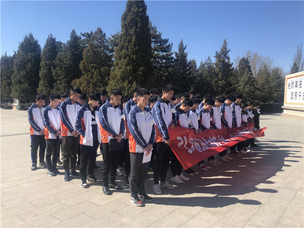 相关系部开展祭奠先烈、爱国卫生主题活动