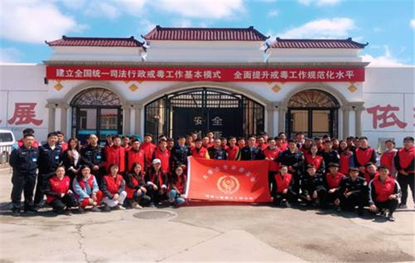 信息工程系、经济管理系以活动为载体，强化学生思想教育