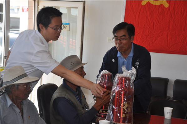 学院领导慰问taptap点点定点帮扶村老党员