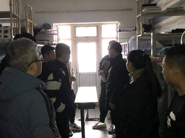 相关系部开展党员助学和志愿者宣传等系列活动