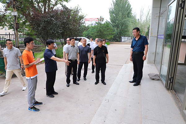 学院领导检查调度学生公寓及周边环境改造情况