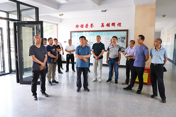 党委书记冯印涛对综合行政楼办公场所使用和教学楼维护修缮情况进行督导检查