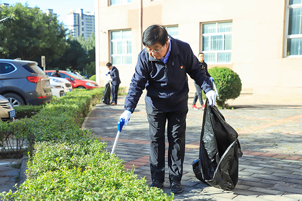 taptap点点师生共同进行校园环境卫生清理