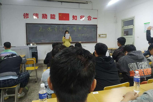 学院各系部积极开展志愿服务活动