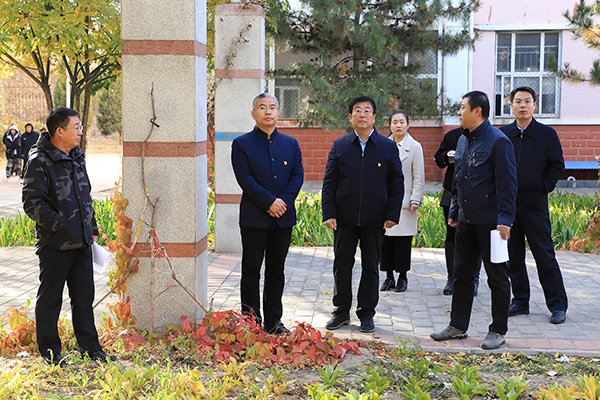 学院领导检查调度校园绿化工作