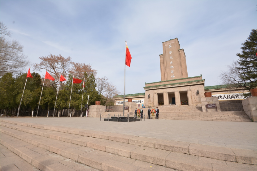  学院党员干部赴察哈尔烈士陵园祭奠革命先烈