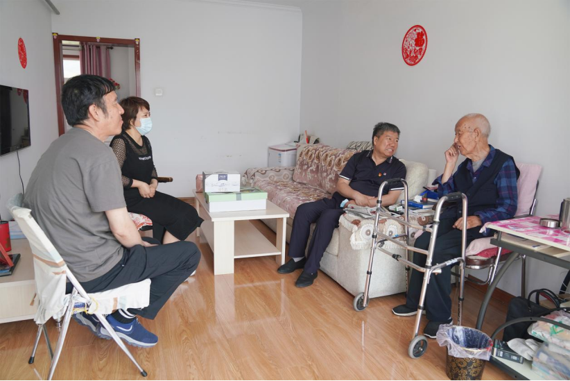 学院党委开展“七一”走访慰问活动