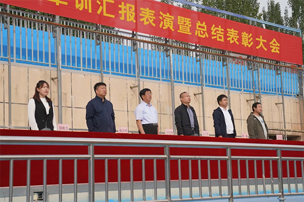 taptap点点举行西校区新生军训汇报表演暨总结表彰大会